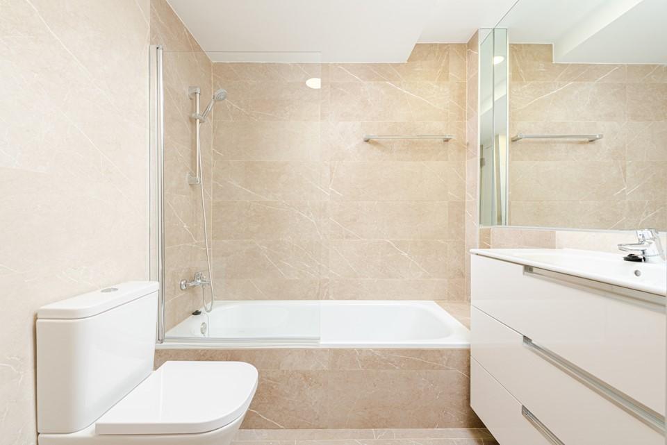Decorating the bathroom: how to make it practical and comfortable.