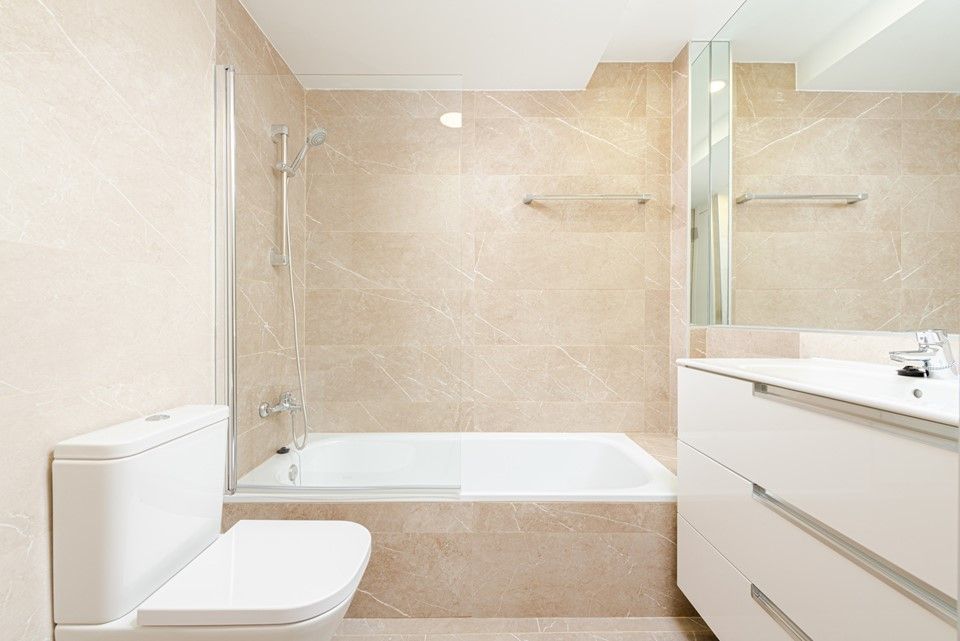 Decorating the bathroom: how to make it practical and comfortable.