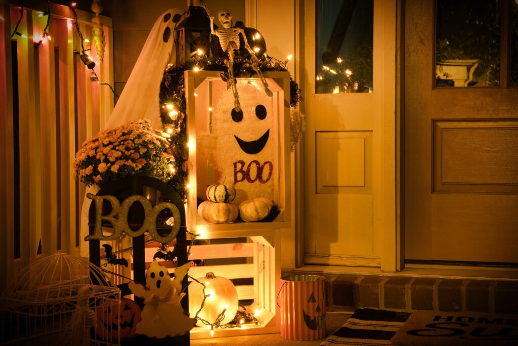 Decora tu hogar para Halloween.