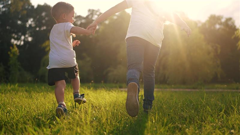 Why is it important to live near green spaces?