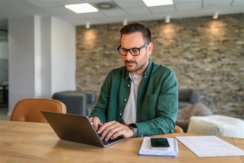 Cómo aprovechar los espacios de coworking de tu edificio para trabajar este verano