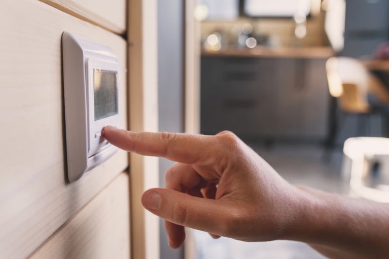 Ahorro energético en casa: mitos y verdades sobre los hábitos que realmente reducen el consumo